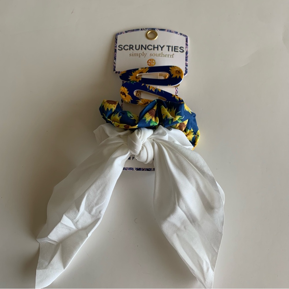 🎩4/$20 New Simply Southern Scrunchy’s